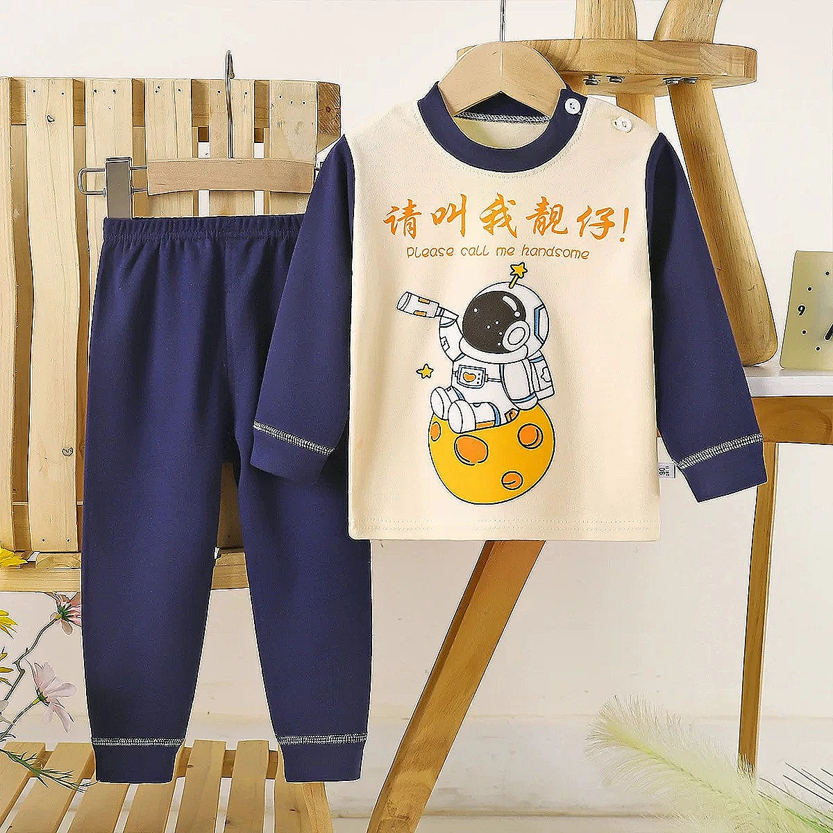 سێتێکی منداڵانەی شیک پێکهاتوو لە دوو پارچە