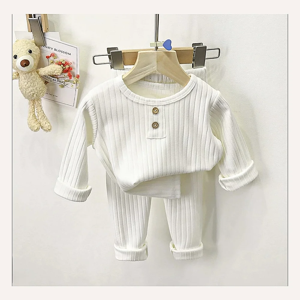 سێتێکی منداڵانەی شیک پێکهاتوو لە دوو پارچە