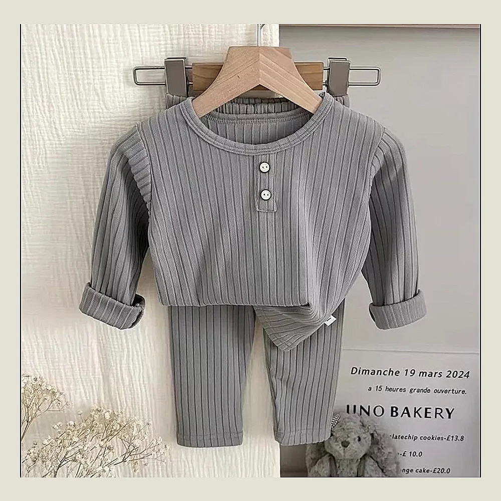 سێتێکی منداڵانەی شیک پێکهاتوو لە دوو پارچە