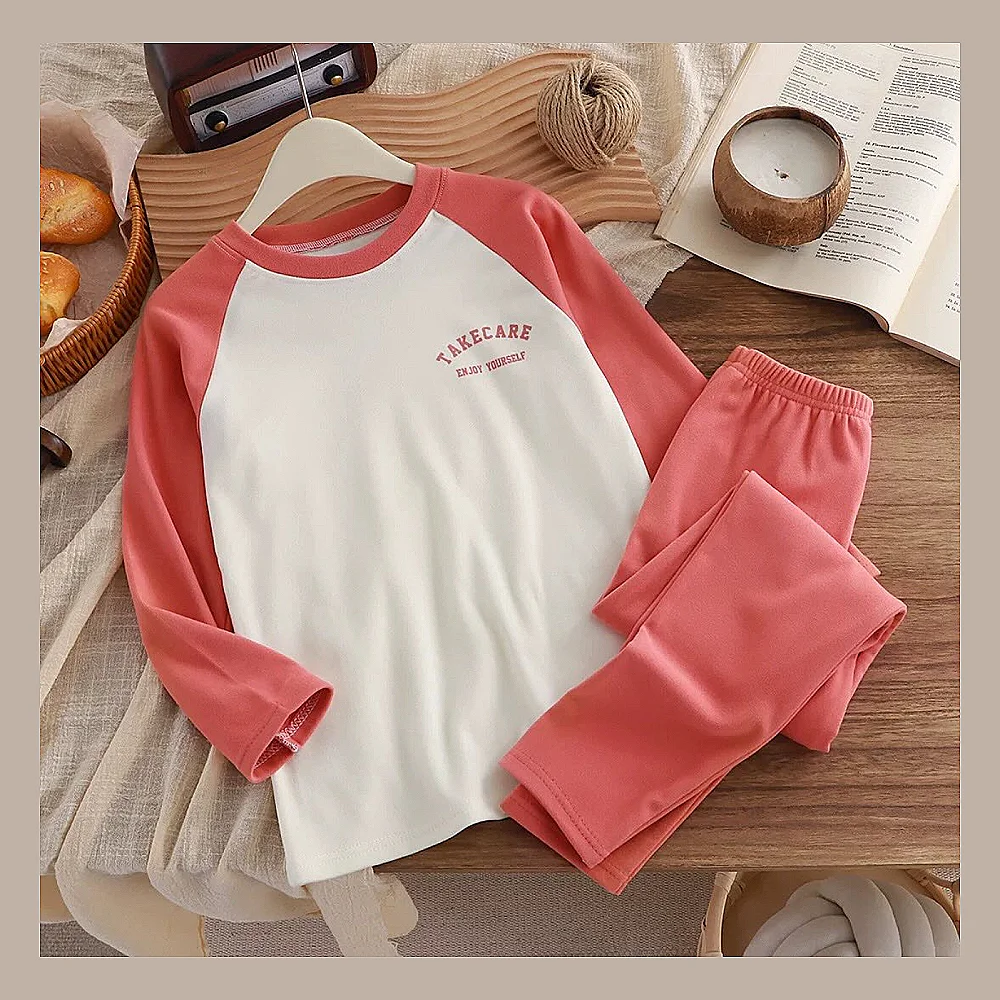 سێتێکی منداڵانەی شیک پێکهاتوو لە دوو پارچە