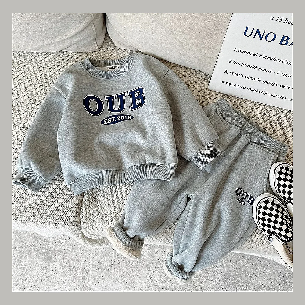 سێتێکی منداڵانەی شیک پێکهاتوو لە دوو پارچە